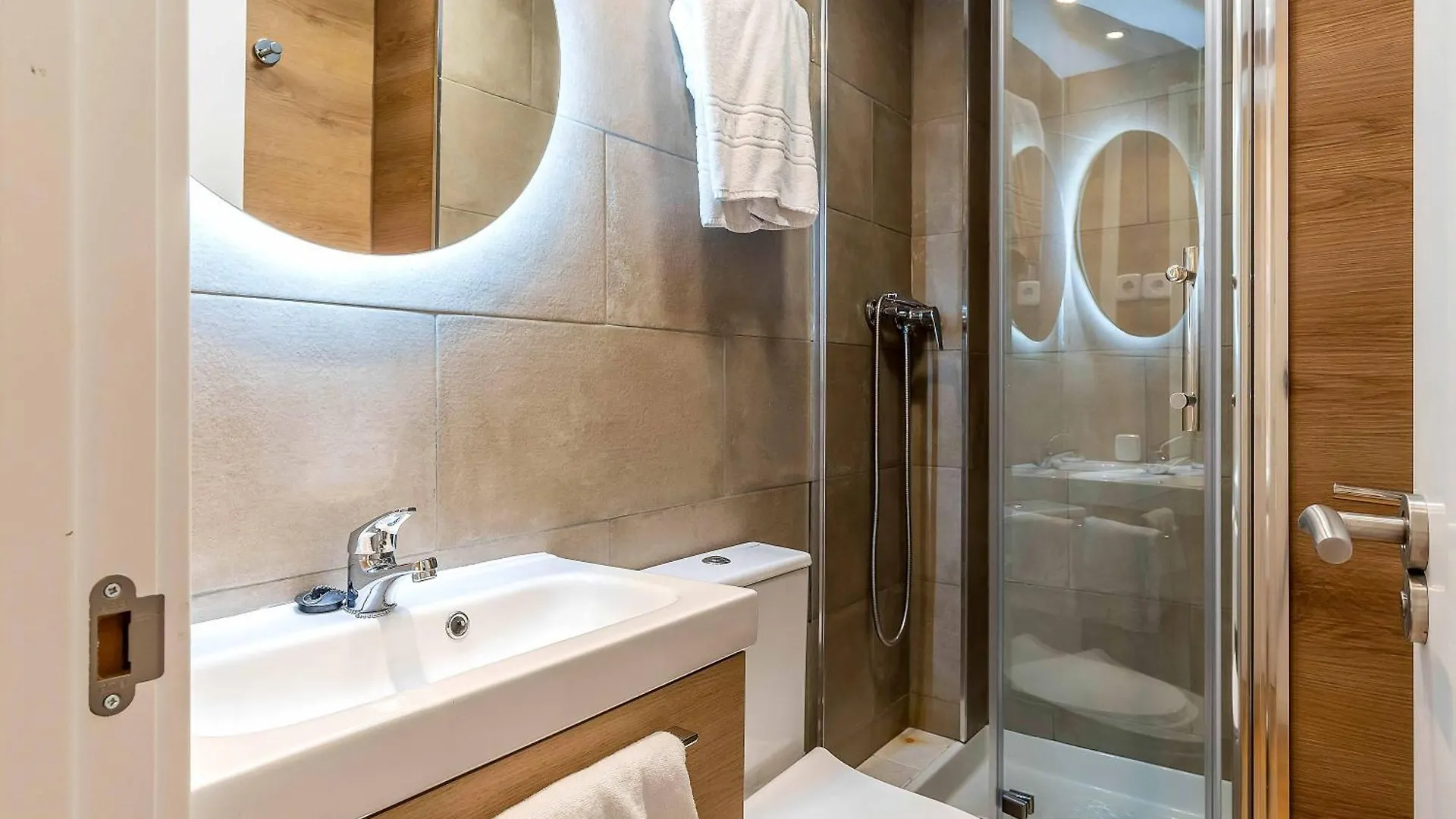 Aparthotel Bertran Barcelona 3*,